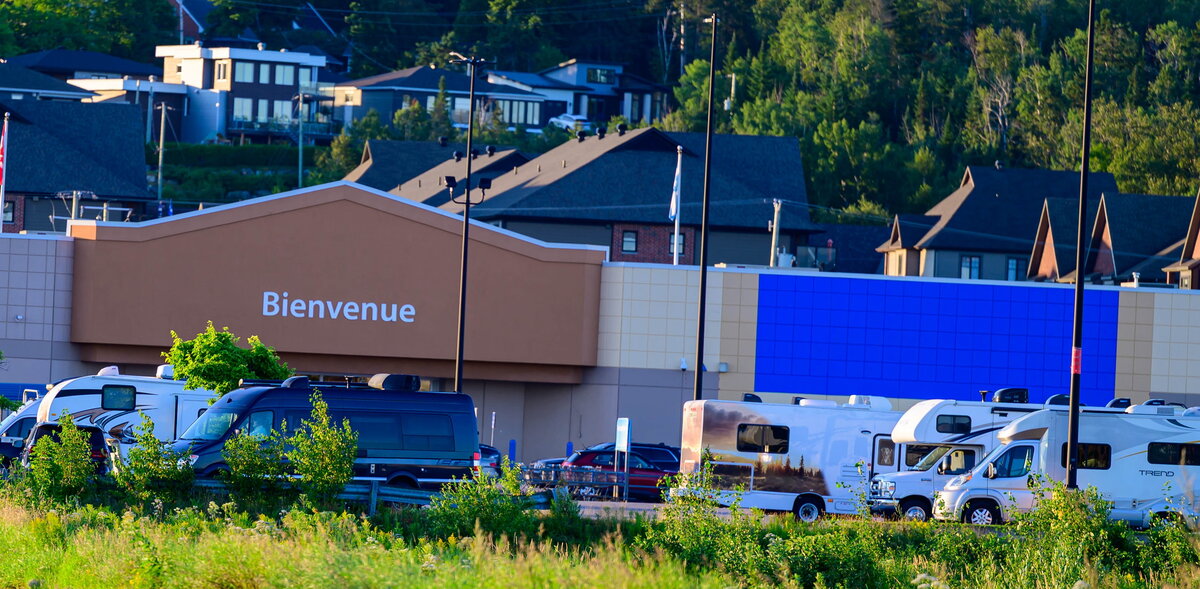 The Walmart of Rivière-du-Loup is one of the most popular places to spend the night with its VR because of its proximity to Highway 20, which leads to the Gaspésie, and the 85 motorway, to New Brunswick. vanlife: explosion free spaces rages